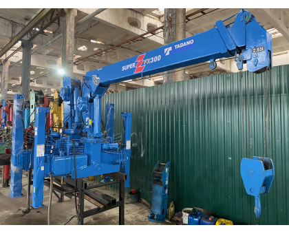 Манипулятор TADANO 304 с высокими лапами.